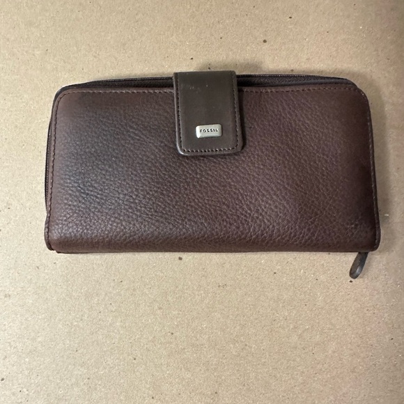 Fossil Handbags - FOSSIL Brown Leather woman quiet luxury wallet